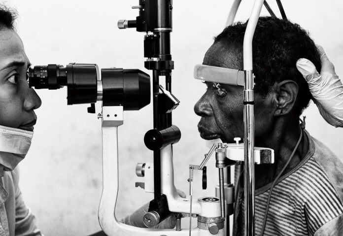 Terlihat seorang pasien sedang menjalani perawatan operasi katarak.